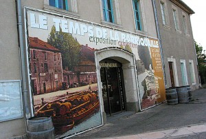 Caveau dégustation vin le temps des baricailles chai port Minervois Homps canal du Midi