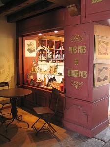 Caveau dégustation vin le temps des baricailles chai port Minervois Homps canal du Midi