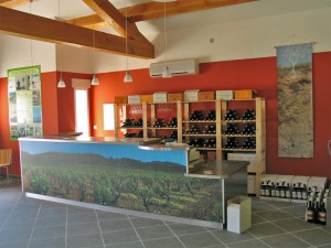 Cellier caveau dégustation vin Vivo lou vi Cave coopérative de Névian
